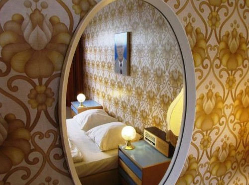 Soggiornare in hotel e sentirsi una spia della "stasi" dall'altra parte della cortina di ferro