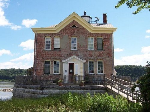 lighthouse-looking-east