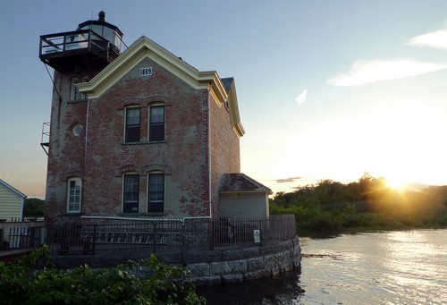 new-yorks-saugerties-lighthouse-original