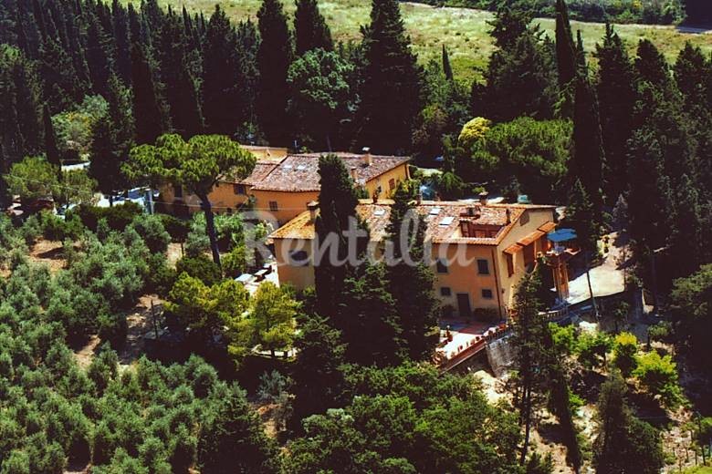 In un antico casale del 1700 nel cuore della Toscana trasformato in agriturismo