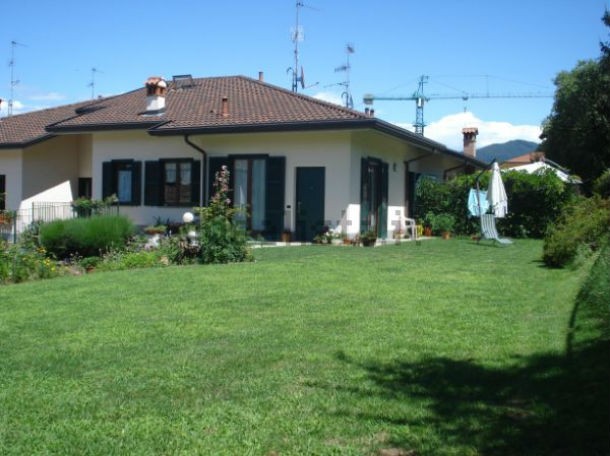 Come sfruttare al massimo le potenzialità di un immobile, ecco la nuova vita di una villa con giardino (fotogallery)