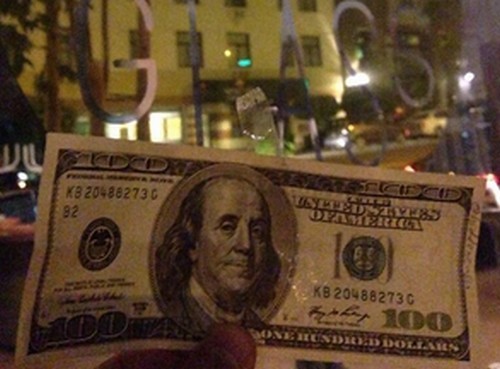 Tutti pazzi a san francisco per la caccia al tesoro dell'agente immobiliare milionario