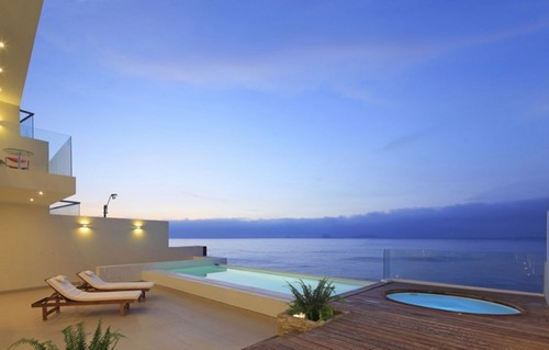 Una villa di cristallo a tre piani di fronte al mare del perù (fotogallery)