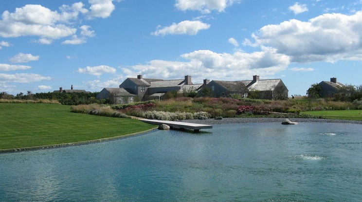 Come costruire delle piscine naturali per godere della bella stagione nel proprio giardino (foto)