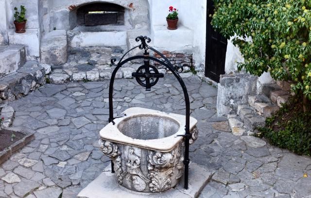 Sangue fresco per il mercato immobiliare: in vendita per 73 milioni di euro il castello di dracula (fotogallery)