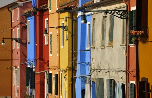 Il condominio parla arabo e cinese: arriva il regolamento tradotto in 8 lingue