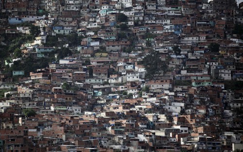 Il venezuela ricicla le auto abbandonate e le trasforma in abitazioni