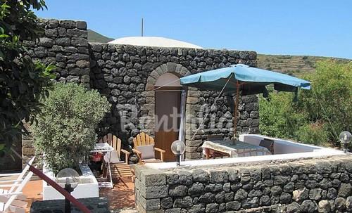 A pantelleria un dammuso con vista panoramica direttamente sul mare (fotogallery)