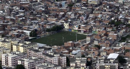 Gli "stadi" delle favelas di rio de janeiro, il "lato b" dei mondiali di calcio brasile 2014 (foto)