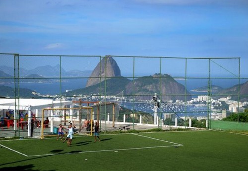 Gli "stadi" delle favelas di rio de janeiro, il "lato b" dei mondiali di calcio brasile 2014 (foto)