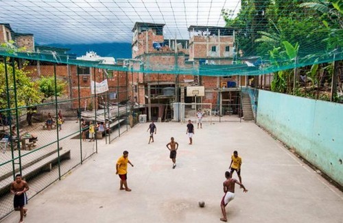 Gli "stadi" delle favelas di rio de janeiro, il "lato b" dei mondiali di calcio brasile 2014 (foto)