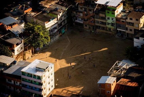 Gli "stadi" delle favelas di rio de janeiro, il "lato b" dei mondiali di calcio brasile 2014 (foto)