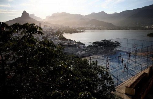Gli "stadi" delle favelas di rio de janeiro, il "lato b" dei mondiali di calcio brasile 2014 (foto)
