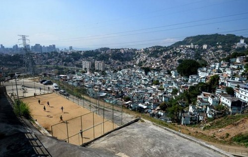 Gli "stadi" delle favelas di rio de janeiro, il "lato b" dei mondiali di calcio brasile 2014 (foto)