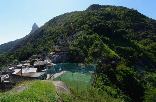 Gli "stadi" delle favelas di rio de janeiro, il "lato b" dei mondiali di calcio brasile 2014 (foto)
