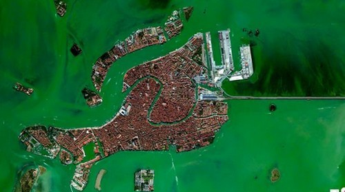 Tutto il mondo visto da un satellite: da new york a Venezia (fotogallery)