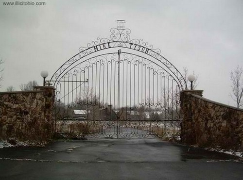 Dal lusso alla rovina: una passeggiata nella casa abbandonata di mike tyson (fotogallery)