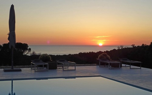 Soggiornare ad ibiza in una villa con vista di lusso sul mar mediterraneo (fotogallery)
