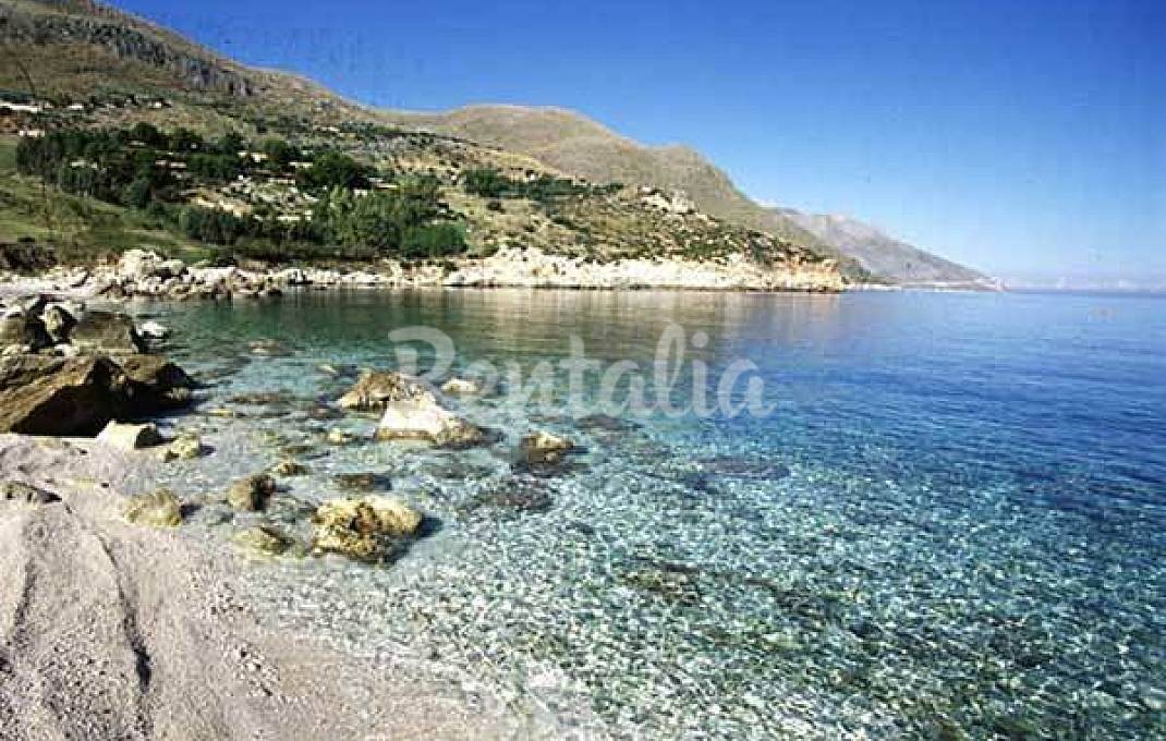 Nella città siciliana di sciacca, una casa bianca con vista mozzafiato sul golfo