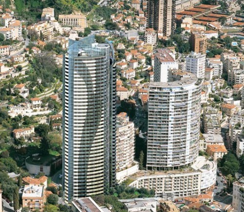 Le immagini della tour odeon di monaco che ospita la casa più cara del mondo
