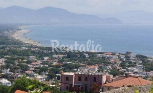 Una villa a san felice circeo per rilassarsi in riva al mare e fare un tuffo nella storia (foto)