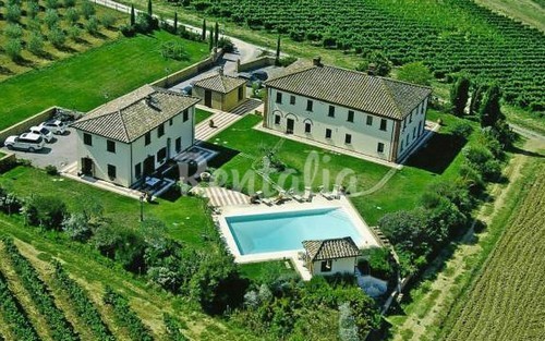 Un suggestivo casale a montepulciano, tra la val di chiana e la val d'orcia (foto)