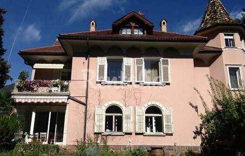 A Bolzano, in trentino-alto adige, un delizioso appartamentino ricavato in una villa (fotogallery)