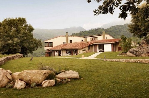 Un hotel incantevole a 800 metri di altezza e circondato dal meraviglioso paesaggio offerto dalla sierra de gredos (spagna)