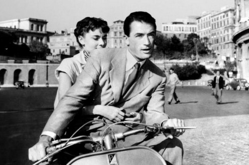 In città è meglio la moto: sulle due ruote si risparmiano fino a 250 ore e 400 euro all'anno