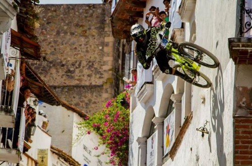 Edifici, adrenalina e biciclette: le città riconvertite in piste da corsa per le due ruote (fotogallery)
