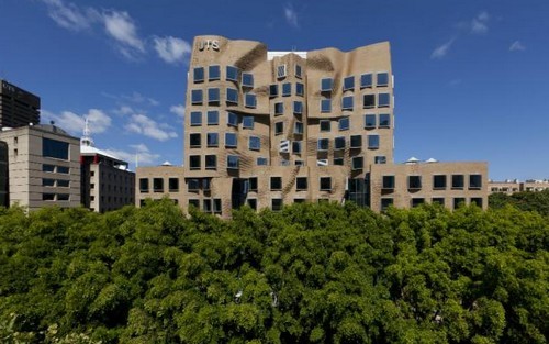 L'edificio a forma di "cartone bagnato" di frank gehry, l'ultimo discusso progetto dell'architetto canadese (fotogallery)