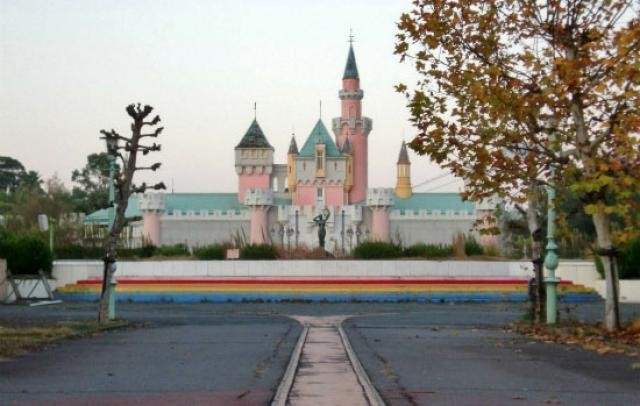 In vendita per cinque milioni di euro una copia perfetta e abbandonata di disneyland (fotogallery)