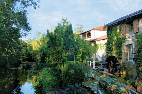 Un vecchio mulino trasformato in un pittoresco hotel situato sulle sponde di un fiume francese (fotogallery)