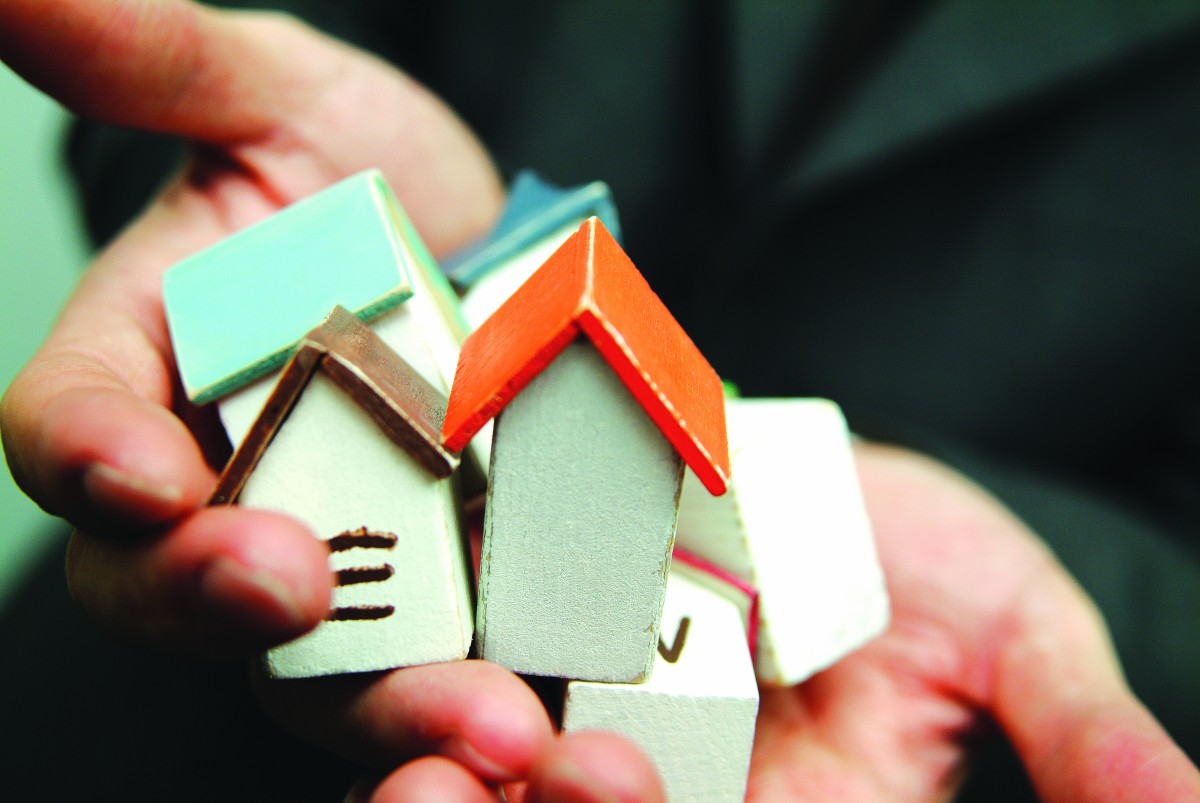 Tecnocasa: per comprare casa servono 5,8 annualità di stipendio, contro le 7,8 del 2004 (tabella città)