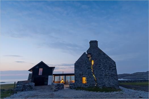 Una fattoria abbandonata durante 150 anni trasformata in una casa di design in scozia (fotogallery)