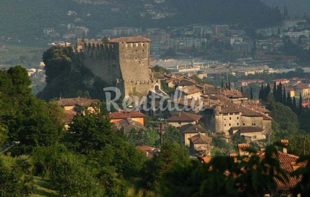 Un'accogliente mansarda per soggiornare nell'antico borgo medievale di canale di tenno (fotogallery)