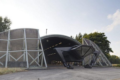 La trasformazione di un hangar segreto della "guerra fredda" in un moderno ufficio (fotogallery)