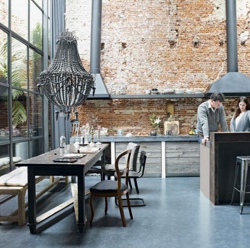 Una parete di mattoni a vista per dare un tocco rustico e accogliente alla casa (fotogallery)