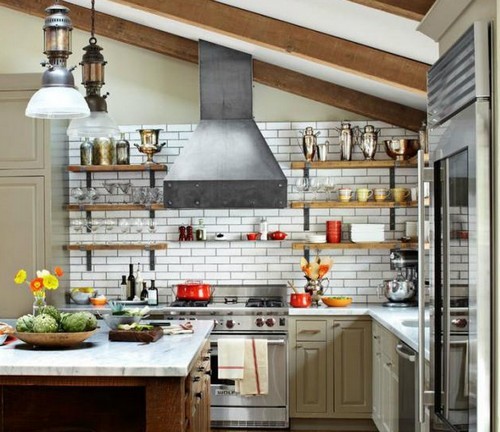 Una parete di mattoni a vista per dare un tocco rustico e accogliente alla casa (fotogallery)