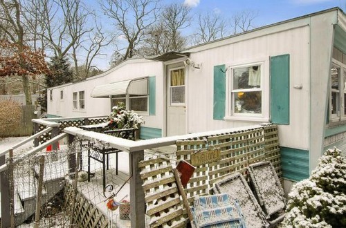 La follia di vivere dove i newyorkesi benestanti trascorrono le proprie vacanze: ecco la casa mobile in vendita a un milione di dollari (fotogallery)