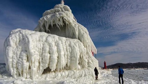 La bellezza che nasce dal freddo: gli spettacolari fari congelati del lago michigan (fotogallery)