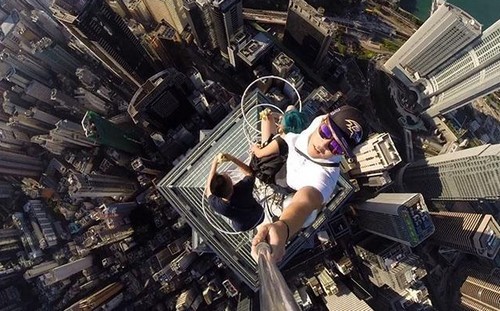 "Rooftopping": la pericolosa moda di scattarsi selfie dall'alto di un grattacielo (fotogallery)
