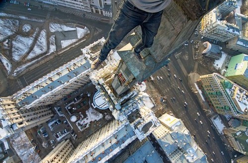 "Rooftopping": la pericolosa moda di scattarsi selfie dall'alto di un grattacielo (fotogallery)