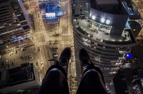 "Rooftopping": la pericolosa moda di scattarsi selfie dall'alto di un grattacielo (fotogallery)