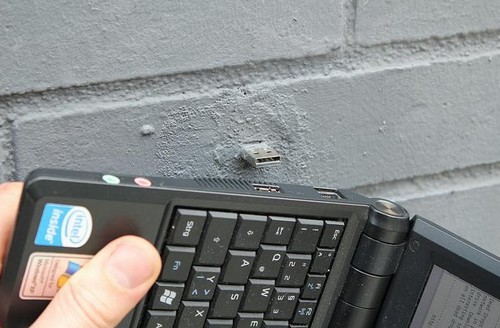 Perché ci sono più di 1.000 memorie usb nelle pareti degli edifici di mezzo mondo? (fotogallery)