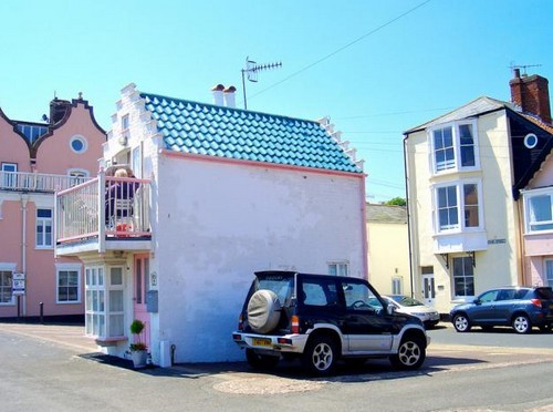 La casa è parcheggiata male: ti presentiamo la piccola villetta davanti al mare che occupa un posto auto (fotogallery)