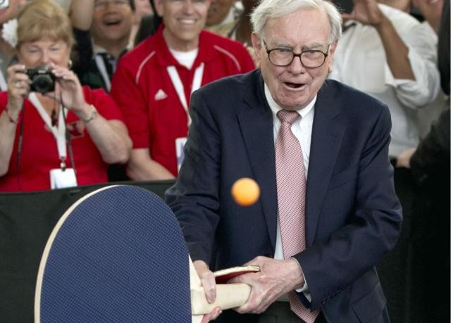I 7 divertenti insegnamenti sugli affari che puoi apprendere dall'ultima lettera di Warren Buffett ai suoi azionisti