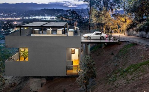 Una villa con il garage sul tetto e le stanze da letto al piano interrato (fotogallery)