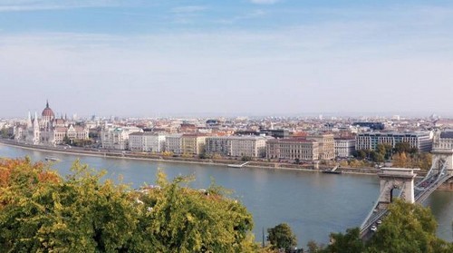 Dormire lungo il Danubio con vista sul centro di Budapest (fotogallery)
