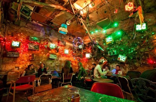 I “ruins pub” di Budapest: da edifici fatiscenti a locali di moda (fotogallery)
